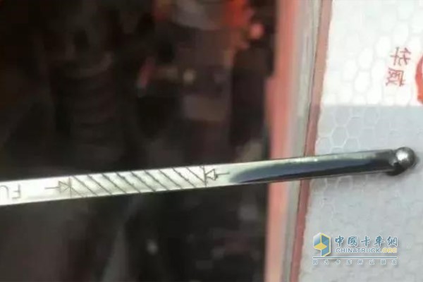 机油痕迹在上下标尺刻度之间即为正常