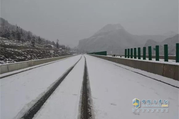 积雪路面切忌猛踩刹车