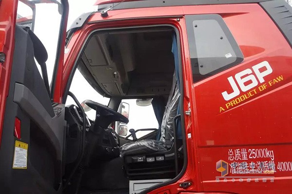 解放新J6P 13L LNG牵引车驾驶舒适