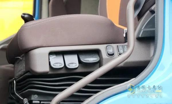 乘龙H7快递定制版采用集成式高端气囊座椅