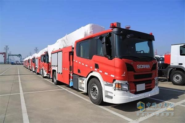 强强搭配 国内首批新恐龙28米登高消防车到港