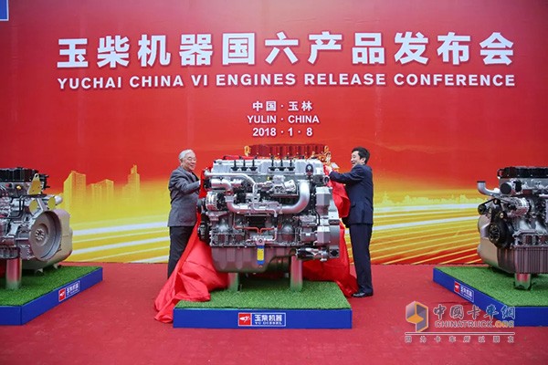 中国工程院院士苏万华(左一)与晏平为YCK15揭幕