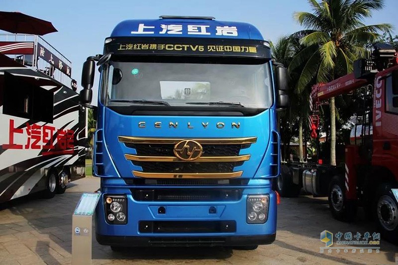 上汽红岩 杰狮C500e重卡 560马力 6X6 AMT自动挡牵引车