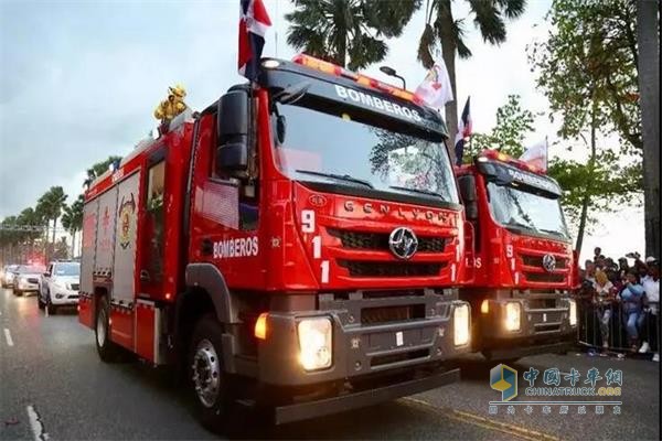 中集消防车助阵多米尼加国庆阅兵仪式