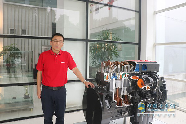 东风康明斯发动机有限公司副总经理兼技术中心主任刘志礼与东风康明斯国六发动机
