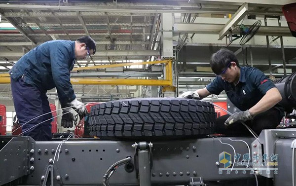 中国重汽员工正在组装车辆