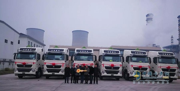 中国重汽豪沃 T7H LNG牵引车交车现场