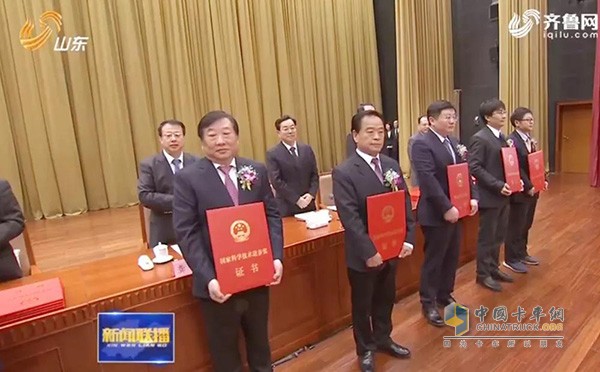 谭旭光代表潍柴动力“国家科技进步一等奖团队”接受表彰