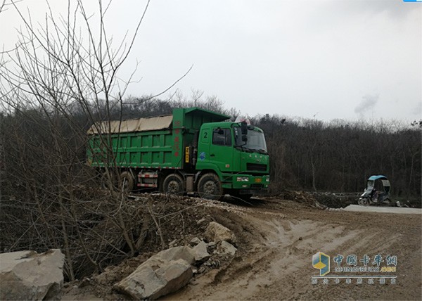 华菱星马自卸车跑碎石路、泥泞路等复杂路况很轻松