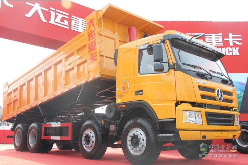大运 新N8E重卡 336马力 8X4 6.8米LNG自卸车(CGC3313N52DA)