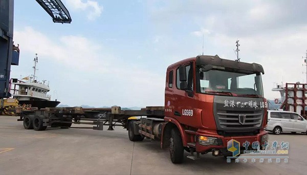中集联合卡车LNG港拖车