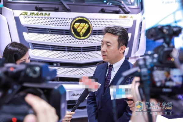 福田汽车集团副总裁、福田戴姆勒汽车品牌总监李健接受媒体采访
