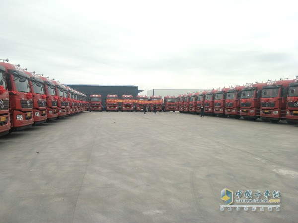 陕汽德龙新M3000 LNG牵引车
