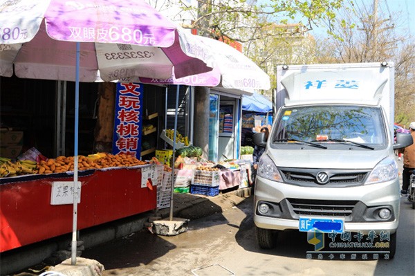 裕华路附近的菜市场里也有连兰花的客户