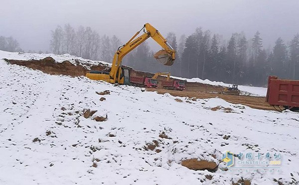 明斯克的积雪下冻土层厚达一米多