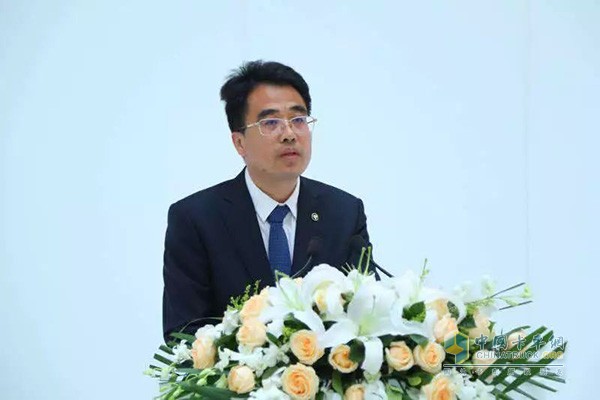 福田汽车副总经理、福田戴姆勒执行副总裁张伟介绍“合约车”项目
