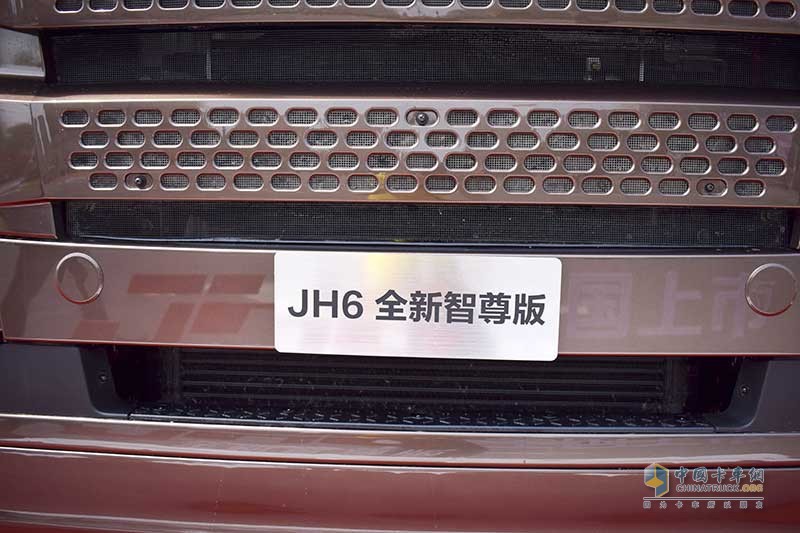 青岛解放JH6 6X4智尊版高顶平地板 550马力牵引车