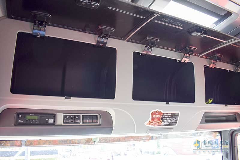 青岛解放JH6 6X4智尊版高顶平地板 550马力牵引车
