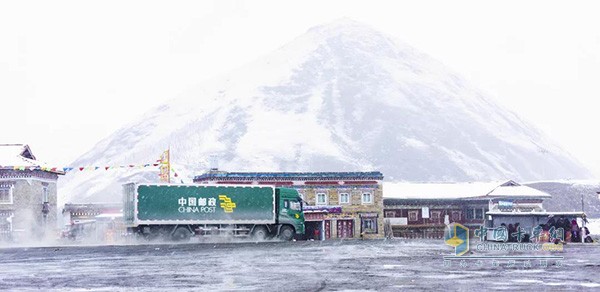 其美多吉驾驶的邮车行驶在四川省甘孜州藏区道路上