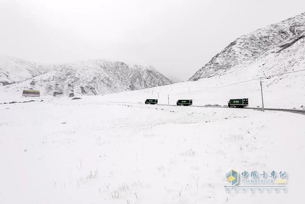 其美多吉与同事坚守岗位驾驶邮车行进在茫茫大雪中