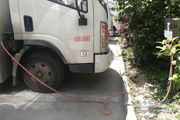 为了解决用户用车的充电问题，芜湖赛力公司建立了550伏充电桩，能够同时满足15台轻卡快充
