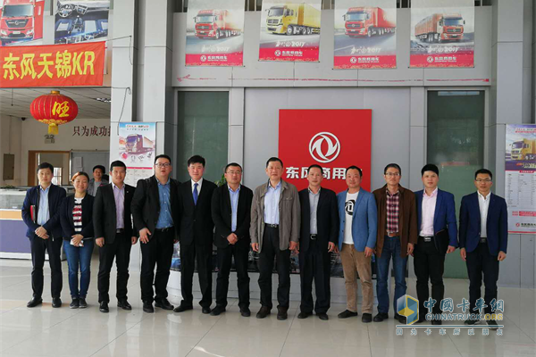 东风商用车有限公司总经理杨青(右六)到上海锐洪汽车销售有限公司视察
