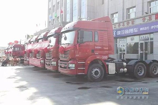 本次交付的10辆轩德康明斯3系6x4牵引车