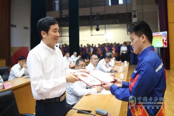 晏平为全国五一劳动奖章获得者、钳工高级技师丘德政颁奖