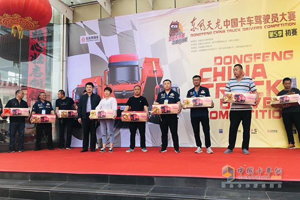 活动现场，东风康明斯营销公司副总经理刘俊为用户赠送车模