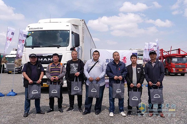 曼恩商用车中国在活动现场为多位驾驶员派发生活用品