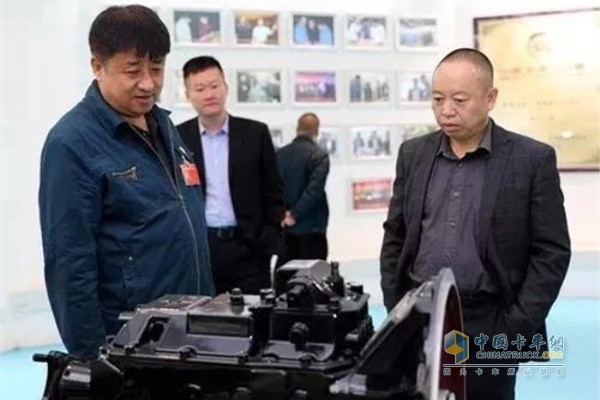 海马汽车集团股份有限公司副总经理朱宏林来到中国重汽集团大同齿轮有限公司进行访问调研