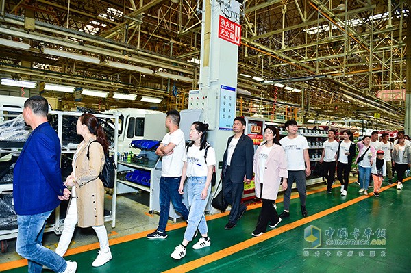客户参观陕汽重卡装配车间