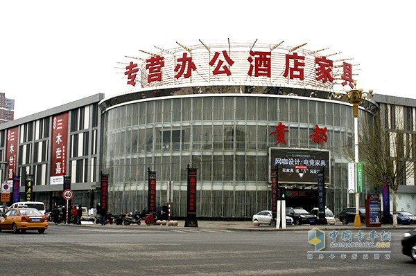 李学军的“鹤峰家私”卖场位于香河的贵都家具城
