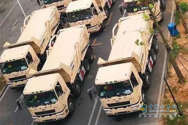 在深圳，上千辆搭载潍柴发动机的全新渣土车集中办理挂牌上路