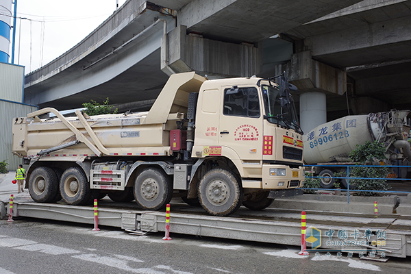 华菱星马渣土车