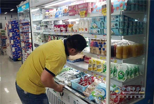 员工整理超市冷藏货柜
