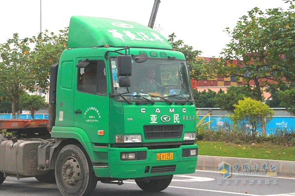 南沙港的华菱星马港口牵引车