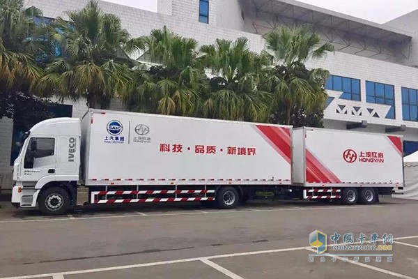 上汽红岩杰狮C500中置轴货运列车