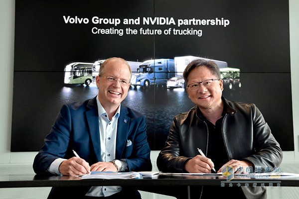 沃尔沃集团总裁兼CEO马丁·伦德斯泰特和NVIDIA创始人兼CEO黄仁勋签署合作协议