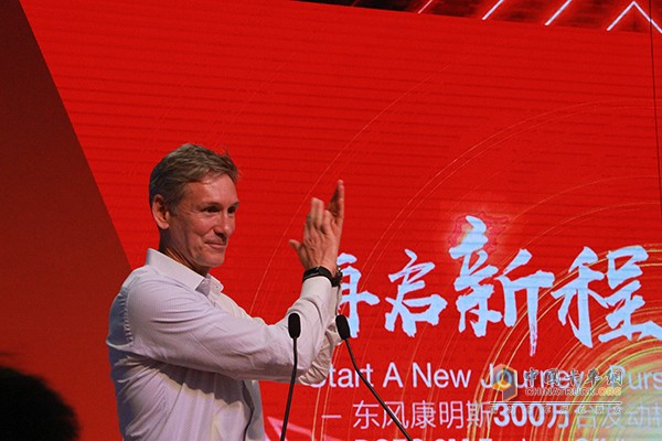 康明斯公司董事长兼首席执行官兰博文(Tom Linebarger)为东风康明斯第300万台发动机下线表示祝贺