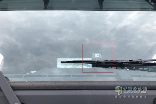 货运ETC感应摄像头安装位于前挡风玻璃靠下的位置