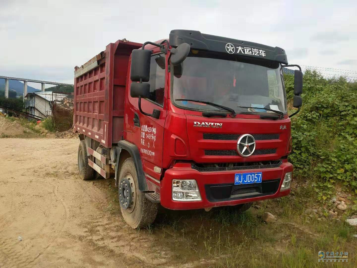 【图】中国重汽 豪沃N5G 330马力 6X2 9.5米仓栅式载货车(ZZ5257CCYN56CJF1)_实拍图片_1428681_卡车之家