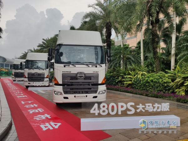 搭载原装进口日野480马力发动机的大马力版牵引车