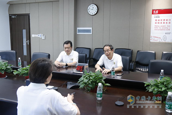 东风康明斯领导接受中国卡车网记者采访