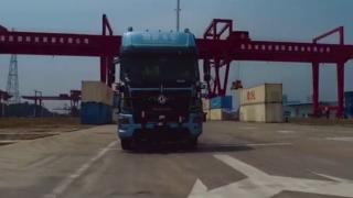 传说中的高端科技大片 东风商用车无人驾驶卡车港口实测视频