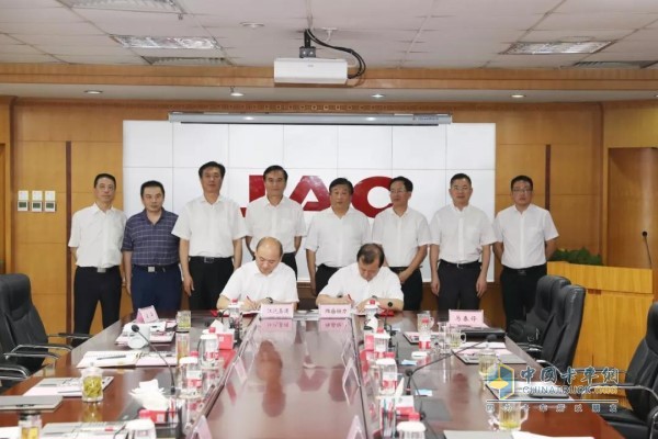 2019年7月25日，江淮汽车与潍柴战略合作签约仪式现场