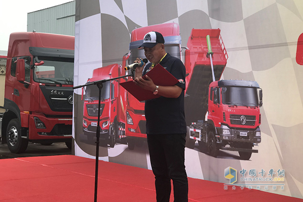 天龙哥大赛的五届元老齐彦峰代表驾驶员宣读了《卡车司机宣言》