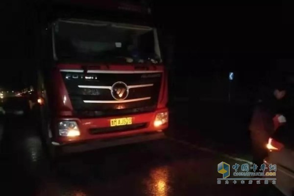 一辆装配潍柴发动机的欧曼卡车因恶劣天气在黄岛公路行驶中突然熄火停滞