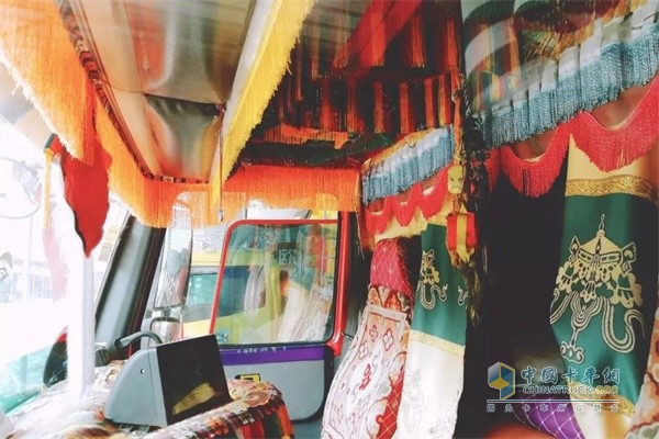 中国重汽汕德卡在藏族人看来，车是家的一部分，精心的装扮散发着浓浓的民族文化特色