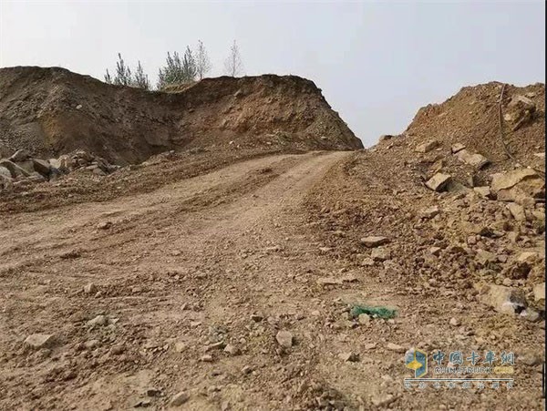 江铃宝典工作道路泥泞路面